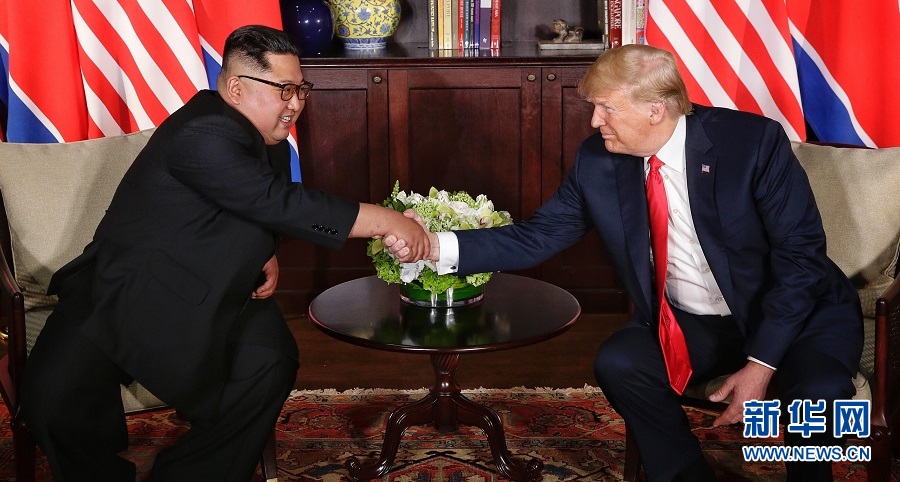 6月12日，朝鲜最高领导人金正恩（左）与美国总统特朗普在新加坡举行会晤。 新华社发（新加坡通讯及新闻部供图）