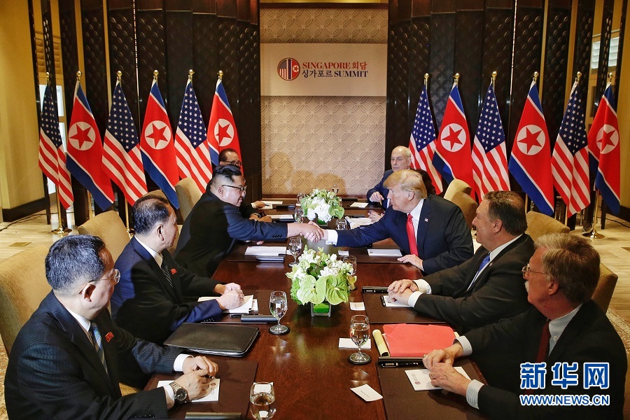 6月12日，朝鲜最高领导人金正恩（左三）与美国总统特朗普（右三）在新加坡举行会晤。 新华社发（新加坡通讯及新闻部供图）