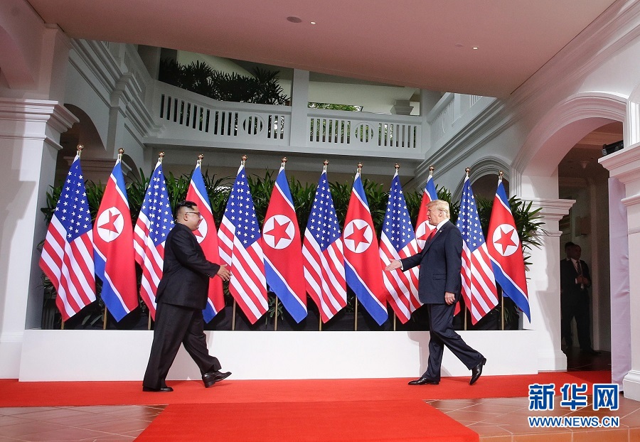 6月12日，朝鲜最高领导人金正恩（左）与美国总统特朗普在新加坡举行会晤。 新华社发（新加坡通讯及新闻部供图）