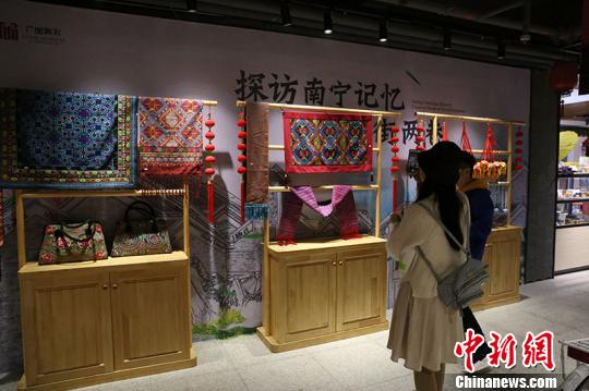 图为游客在广西特产纪念品馆参观 林浩 摄