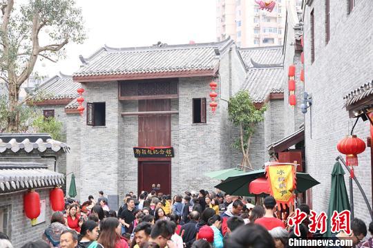     图为人头攒动的“三街两巷”　林浩　摄