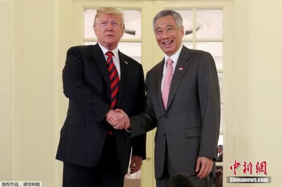 当地时间6月11日上午，美国总统特朗普抵达新加坡总统府，与新加坡总理李显龙进行了双边会晤，两人随后共进工作午餐。这是特朗普任期内，首次到新加坡进行访问。
