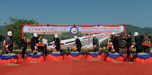 2016年12月25日，中国老挝铁路全线开工仪式在老挝北部琅勃拉邦举行。老挝总理通伦率老中双方代表挥铲破土，并亲自鸣锣九响。 新华社发