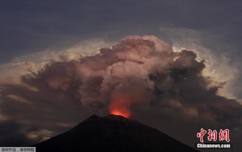  资料图：2018年6月29日，印尼巴厘岛阿贡火山喷发。据报道，阿贡火山自28日晚间喷发，火山灰高达2000米，导致巴厘岛国际机场从29日凌晨3点起关闭。