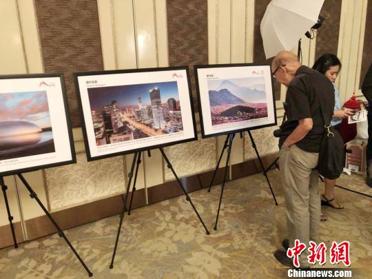 图为到场嘉宾欣赏北京旅游图片展。　北京市旅游委 供图 摄