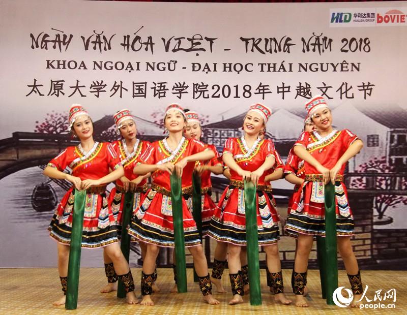 越南大学生在中越文化节上表演民族舞蹈。刘刚 摄