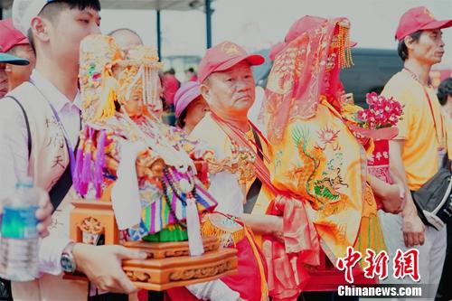 信众陪着来自中国各个妈祖庙的妈祖参加巡安菲律宾。关向东 摄
