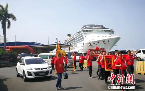 上午9时30分，湄洲妈祖在2300位信众的护航下，乘坐大西洋号邮轮历经两夜一天的海上航行，抵达菲律宾马尼拉港国际邮轮码头。关向东 摄