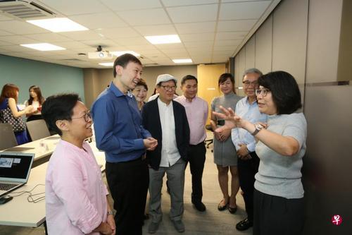 中国侨网新加坡贸工部兼教育部高级政务部长徐芳达与学员交流对话。（新加坡《联合早报》/熊俊华 摄）