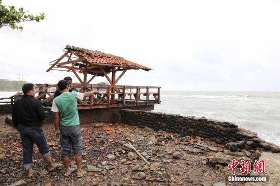 当地时间22日晚，印尼巽他海峡发生海啸，造成万丹省海边居民和游客重大人员伤亡，数百栋房屋被毁。图为海啸过后现场。<a target='_blank' href='http://www.chinanews.com/'>中新社</a>记者 林永传 摄