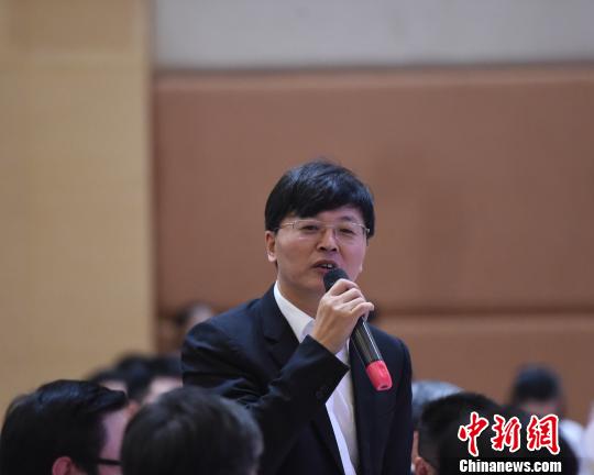 图为中国免税品集团(柬埔寨)有限公司总经理赵远昭在观众席上激情发言。　黄耀辉 摄