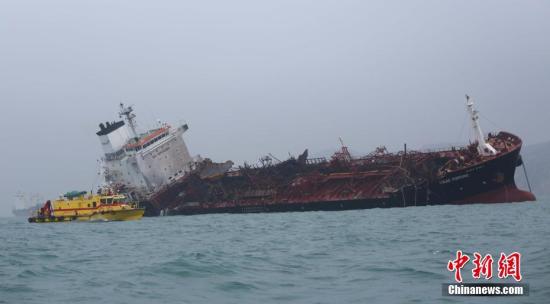 1月8日，一艘运油轮在香港南丫岛对开海面爆炸，发生火警。消息指，船上26人，当中一人死亡、两人失踪，其余23人获救。部分伤者送院时清醒。<a target='_blank' href='http://www.chinanews.com/'>中新社</a>记者 洪少葵 摄