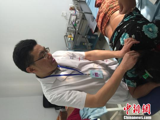 中国泰州第三批援柬医疗专家在暹粒“开门义诊”