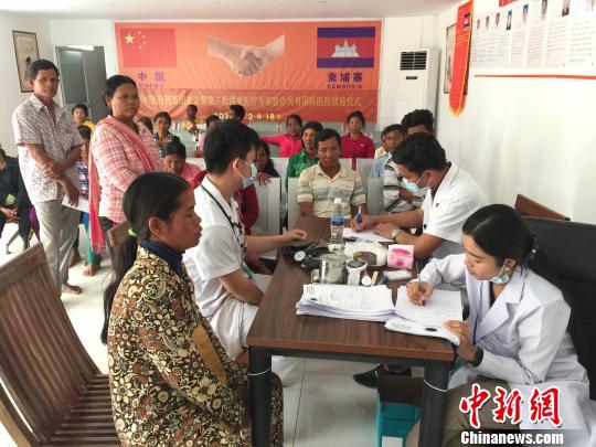 图为义诊现场。　院方提供。　摄