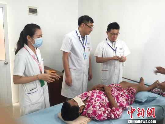图为义诊现场。　院方提供。　摄