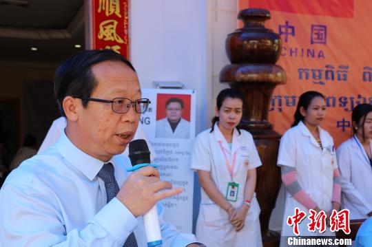 图为中国驻柬使馆驻暹粒领事办主任刘志杰在致辞。　院方提供。　摄