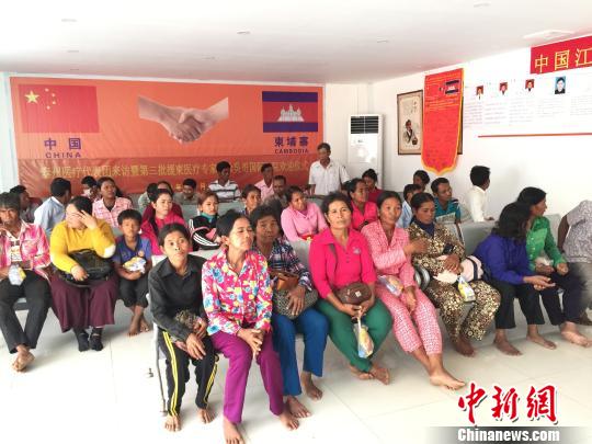 图为等候义诊的当地民众。　院方提供。　摄