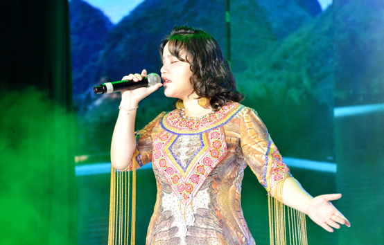 图注:广西优秀青年歌手花青燕演唱中国歌曲《家乡的味道》