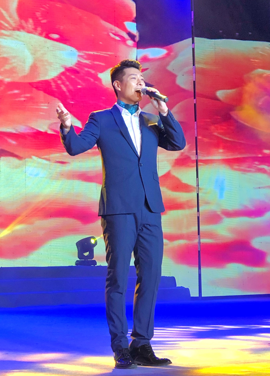 图注:中国青年男高音歌唱家于海洋演唱中国歌曲《节日快乐》
