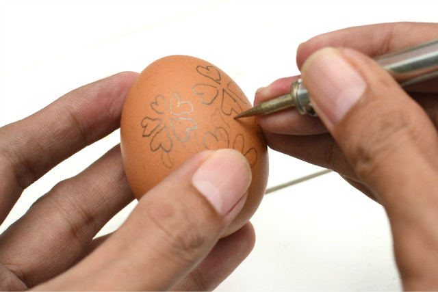 Carve-an-Egg-Step-5-Version-2.jpg