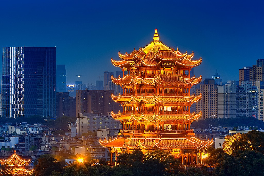 其实,炎炎夏日之下,也并非无处纳凉,你大可在黄鹤楼上喝茶听戏,坐"