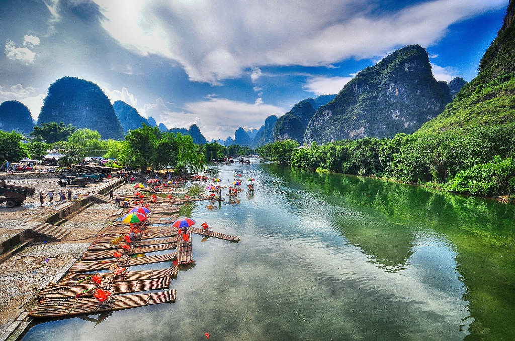 黑与白,阳朔静谧山水中的浪漫喧嚣