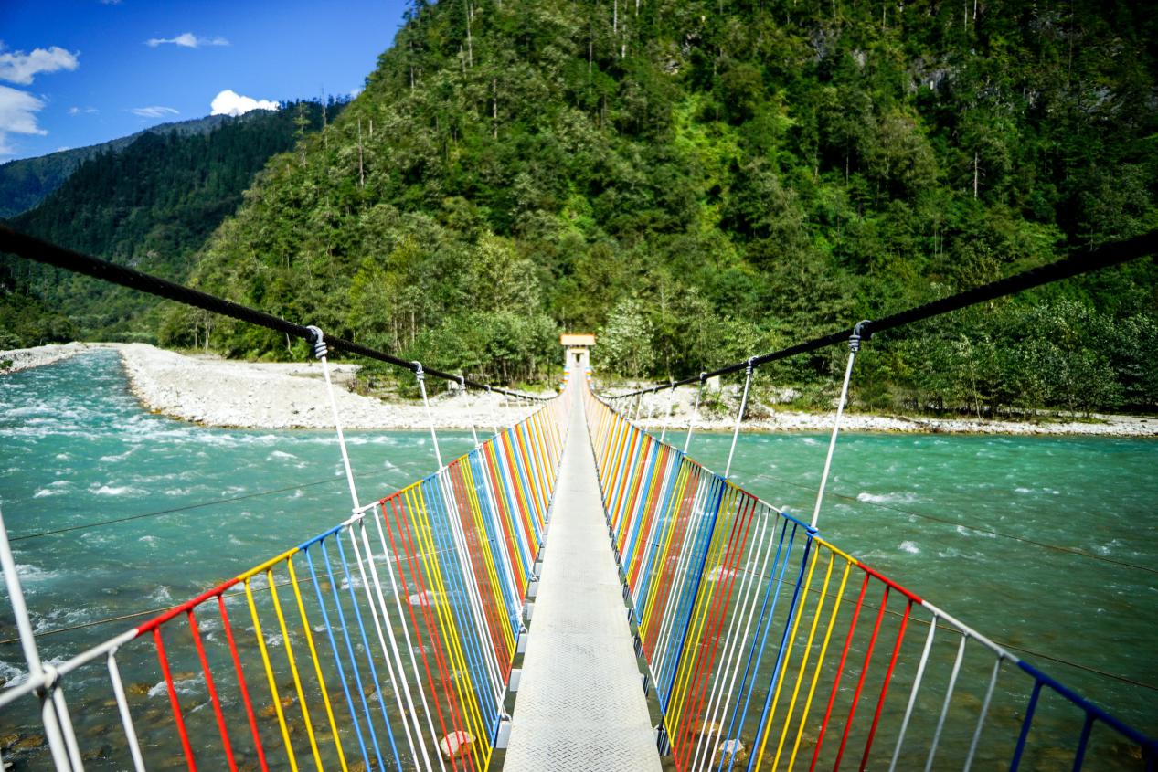 说明: go on a ropeway to cross the river; source：Bing (1)