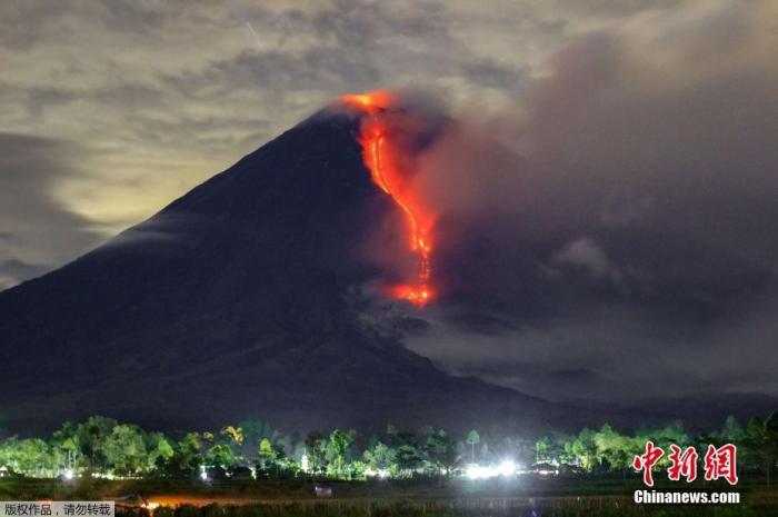 说明: 当地时间1月16日，印度尼西亚东爪哇省塞梅鲁火山喷发，冒出大量浓烟遮天蔽日，景象壮观。