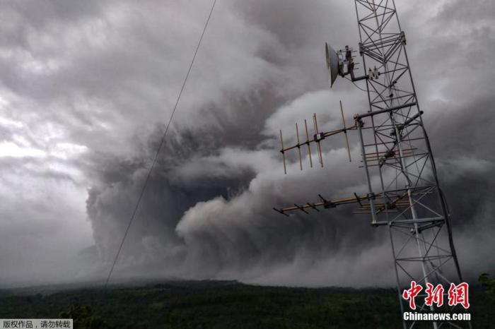 说明: 当地时间1月16日，印度尼西亚东爪哇省塞梅鲁火山喷发，冒出大量浓烟遮天蔽日，景象壮观。