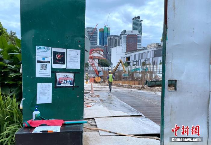说明: 图为吉隆坡市区一个建筑工地仍在施工，但增加了消毒等防疫措施。<a target=
