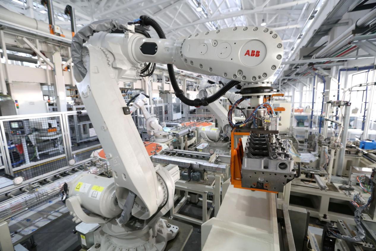 说明: 机器人正在广西玉柴最先进的国六智能化生产线作业
