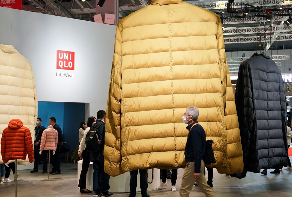 说明: Visitors to the CIIE in Shanghai walk past the Uniqlo booth on November 6. The Chinese government has pledged to further stimulate consumer spending by raising productivity and wages