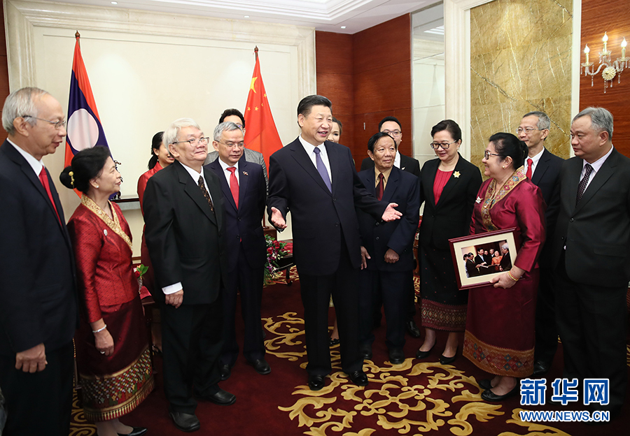 2017年11月14日，中共中央总书记、国家主席习近平在万象下榻饭店会见老挝奔舍那家族友人。 新华社记者 兰红光 摄