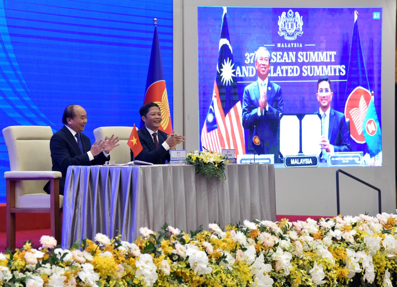 说明: Vietnamese Prime Minister Nguyen Xuan Phuc (left) witnesses the signing of the RCEP  in Hanoi on November 15.