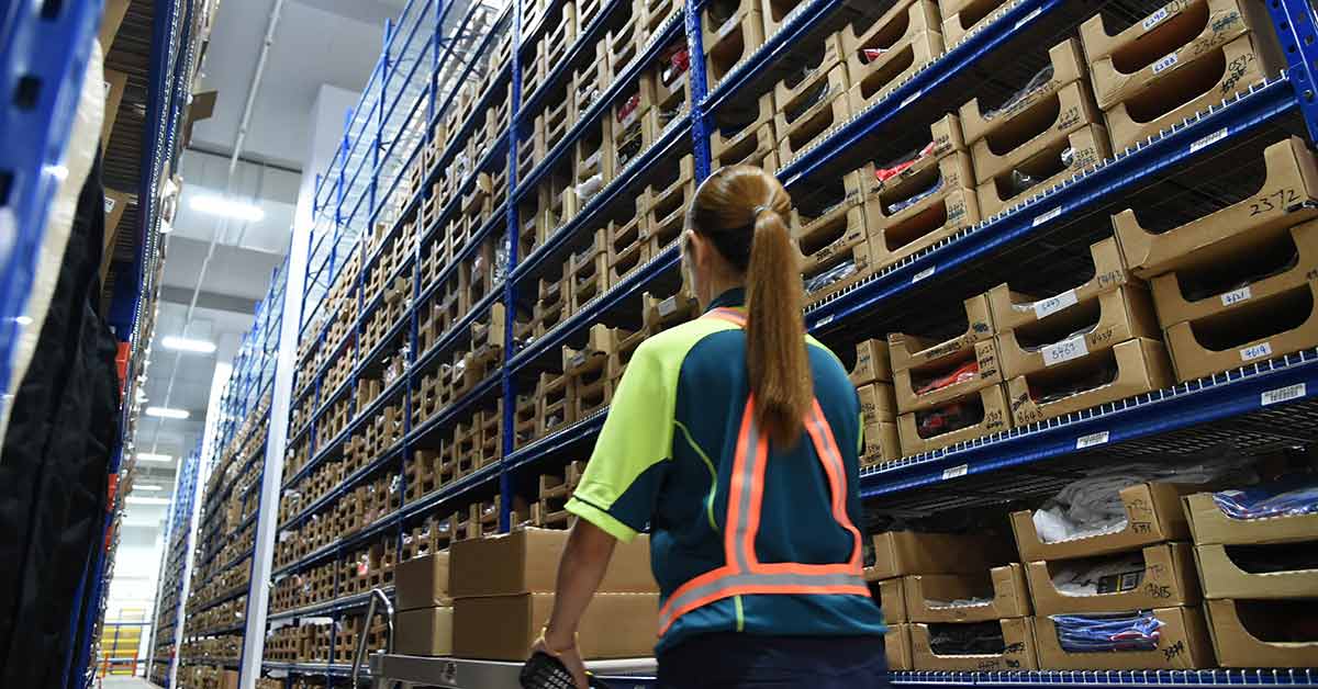 说明: An employee picks up orders from shelves in a warehouse at SingPost Regional eCommerce Logistics Hub in Singapore.