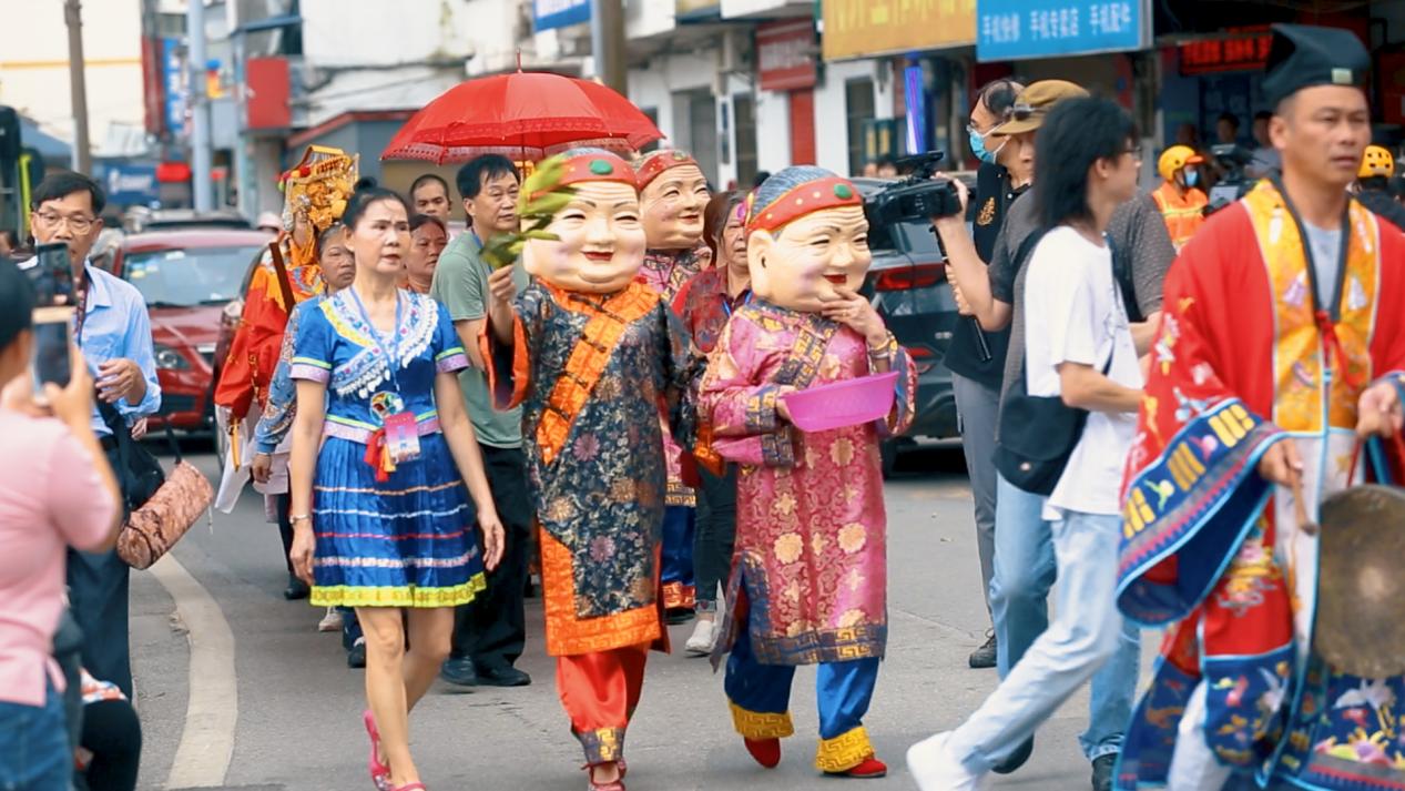 说明: 花婆游行