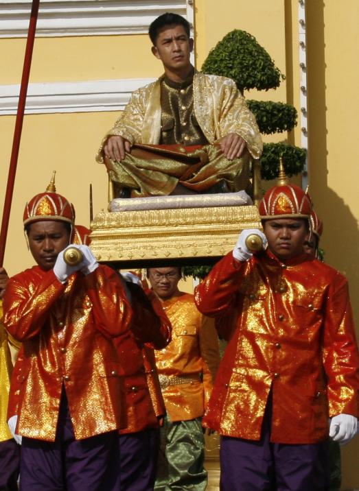 说明: 柬埔寨传统御耕仪式上，柬埔寨官员抬着诺罗敦·夏卡武王子（图源：新华社，摄影：EPA欧新）