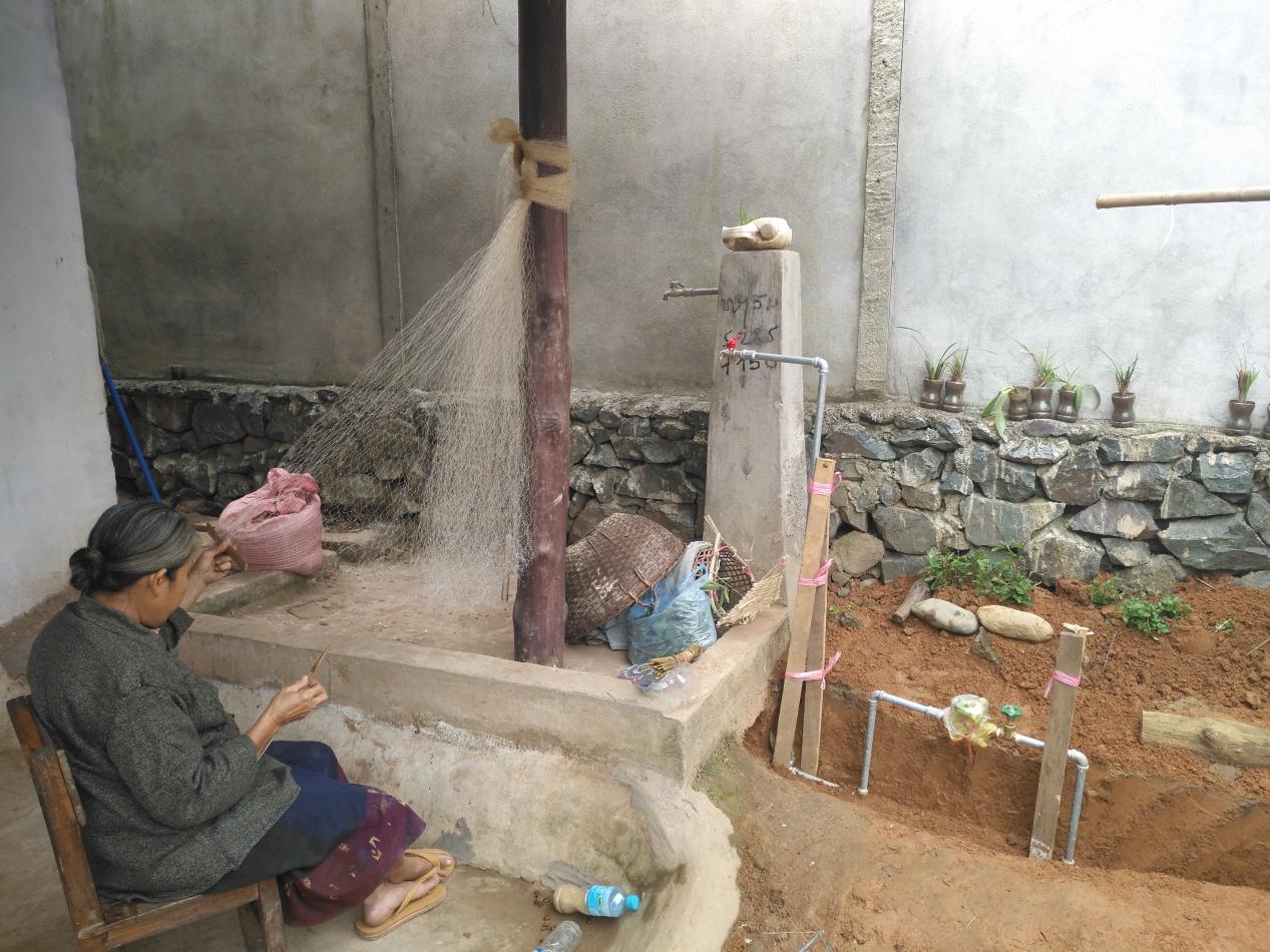 说明: 象龙村饮水工程水管通到农户家中