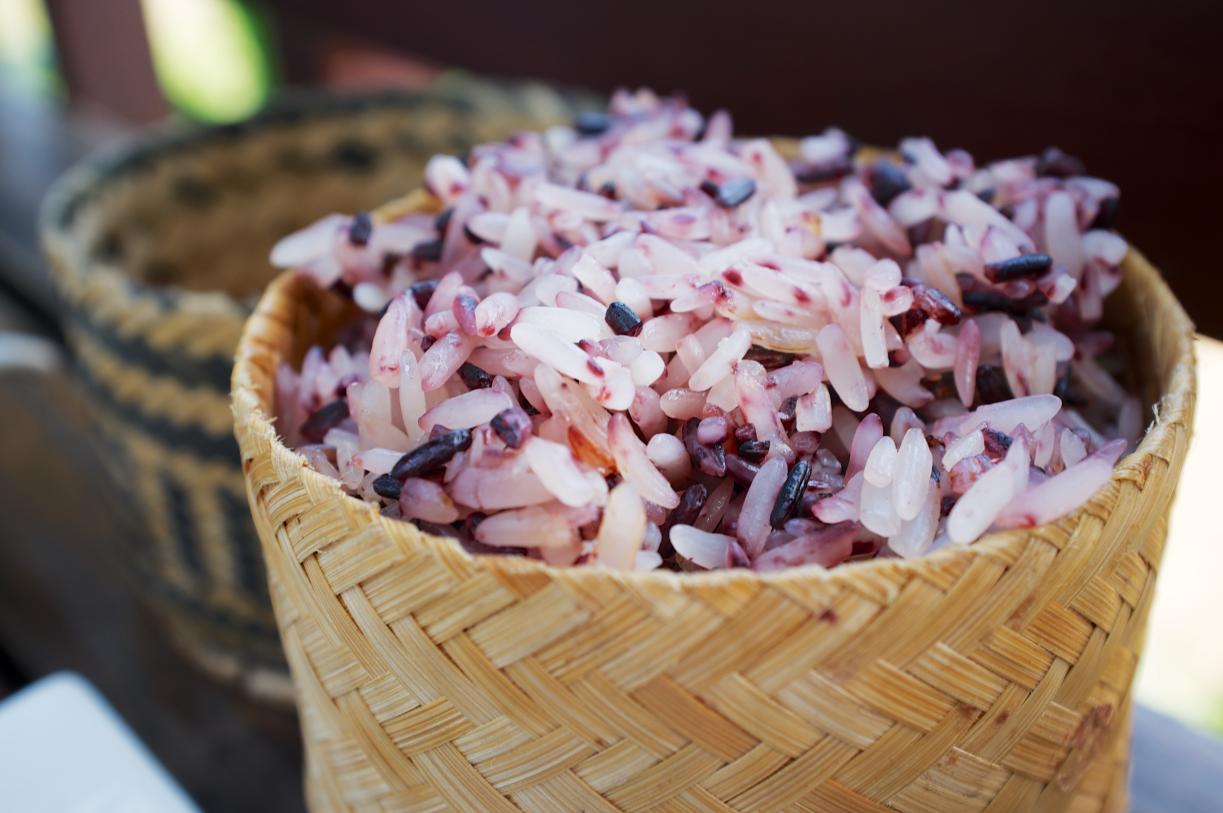说明: 老挝普通人的日常食物除了糯米饭，还是糯米饭 图源 Flickr