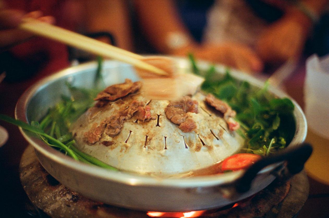 说明: 老挝火锅一锅两吃，既可以涮又可以烤  摄影TANG TING