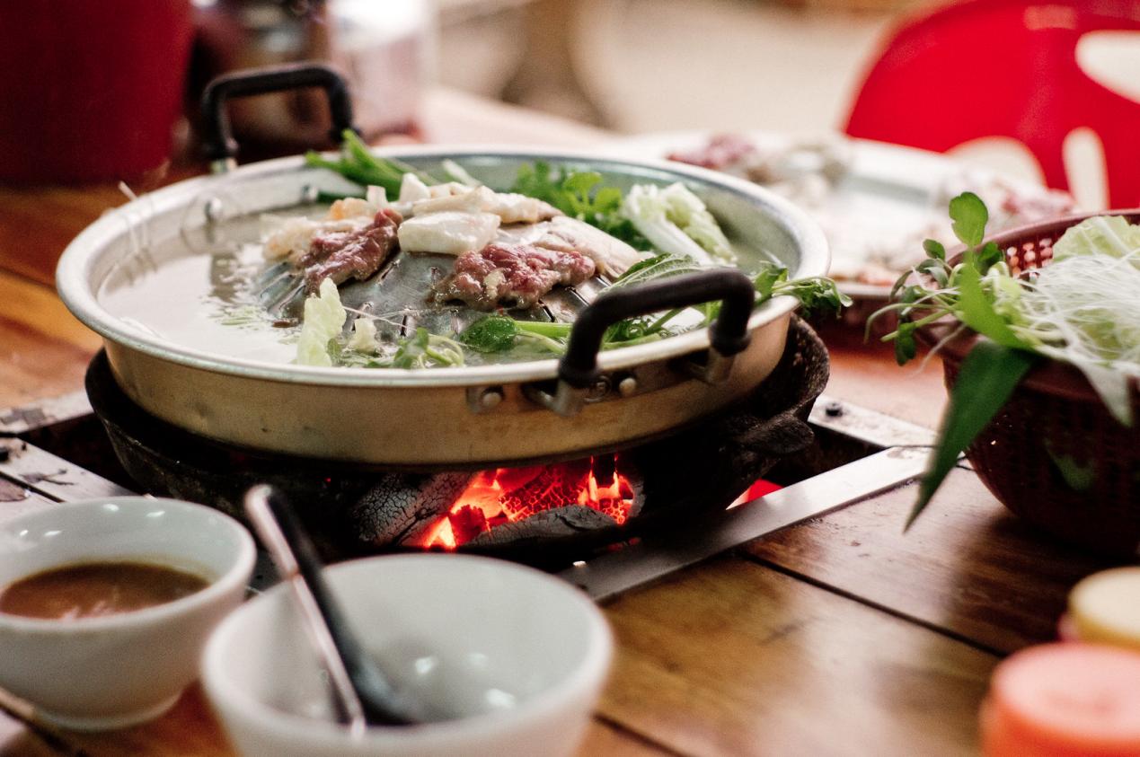 说明: 老挝火锅一锅两吃，既可以涮又可以烤