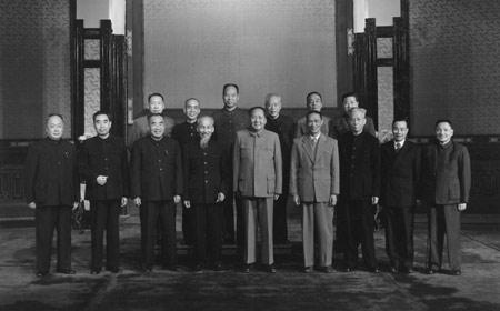 胡志明访华,与毛泽东、周恩来等一众中国领导人在人民大会堂的合照