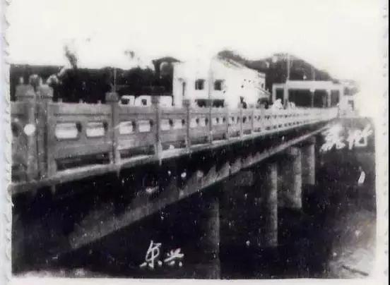 1957年11月17日,中越两国在北仑河上动工兴建了中越友谊大桥