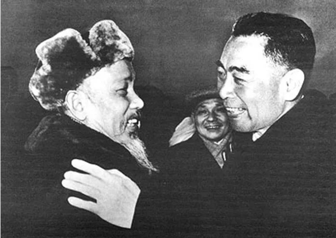 周恩来(右)与胡志明(左)亲切会面