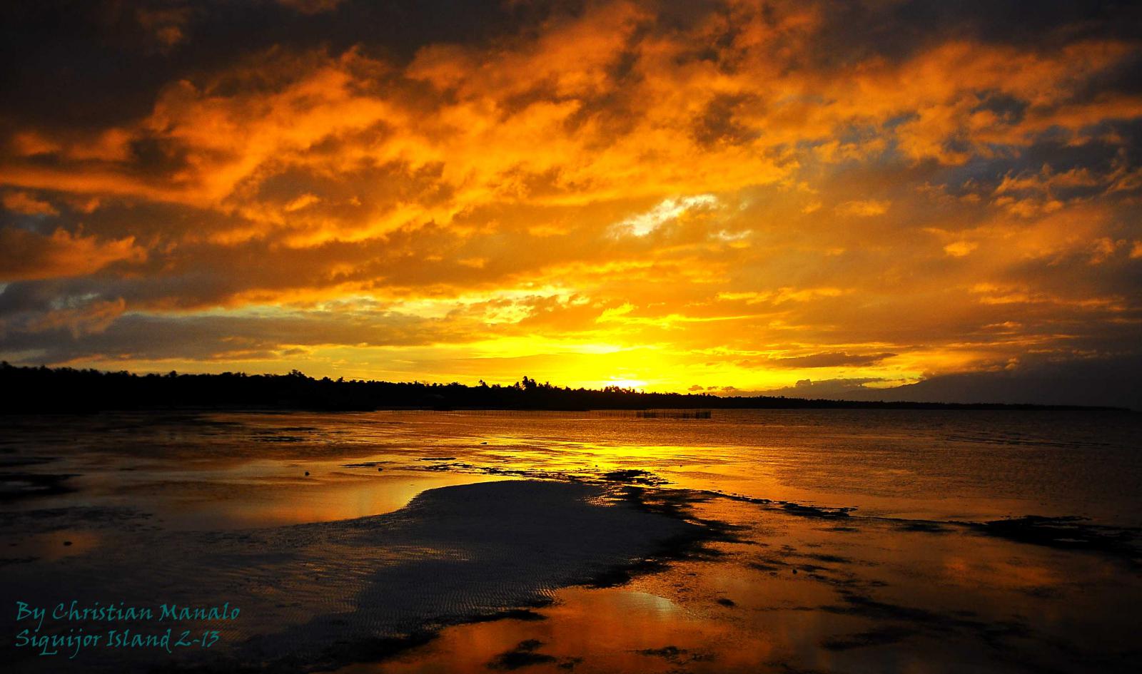 说明: 锡基霍尔的日落，天空是金黄色的（图源：Flickr，摄影：Christian Manalo）