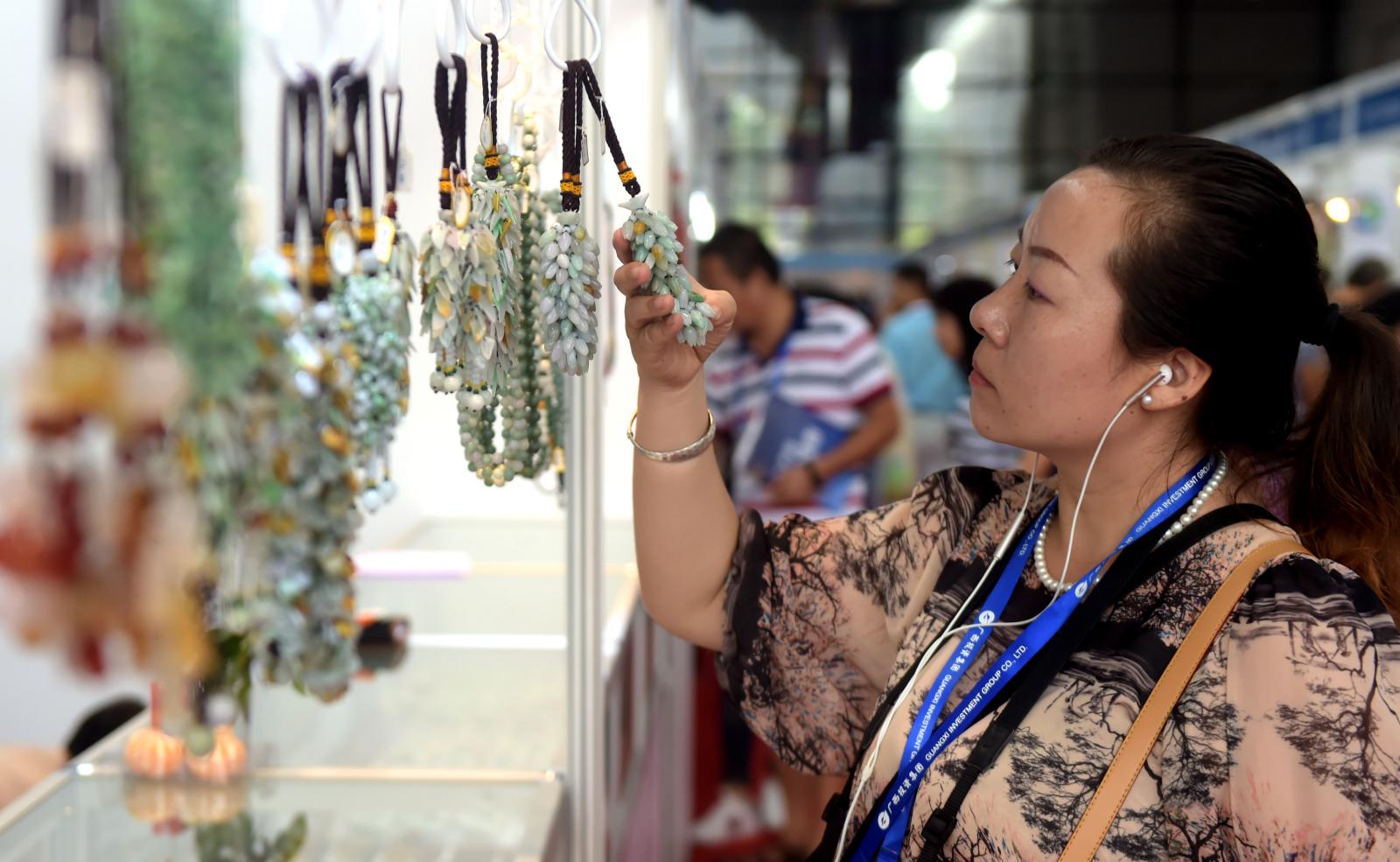 东博会助力缅甸产品走向中国，图为消费者在东博会上挑选缅甸玉器饰品