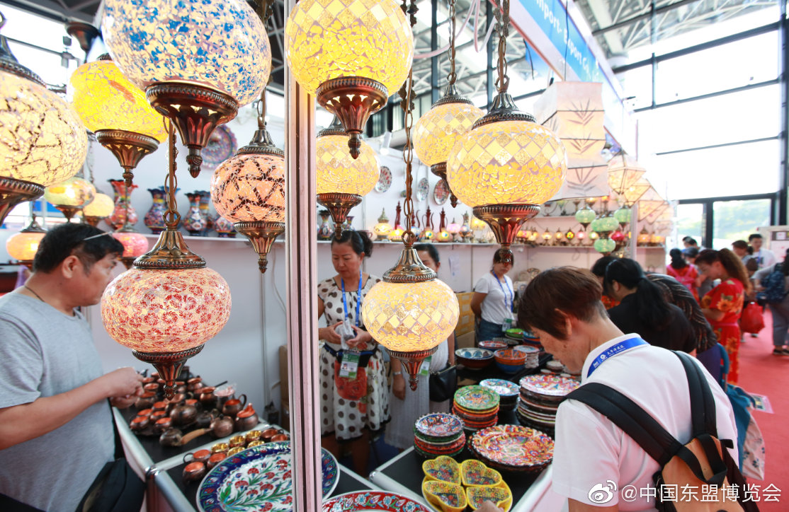 老挝商人陈天借助东博会平台，将具有老挝特色的灯具、咖啡等特产带到中国市场 来源：中国—东盟博览会官方平台