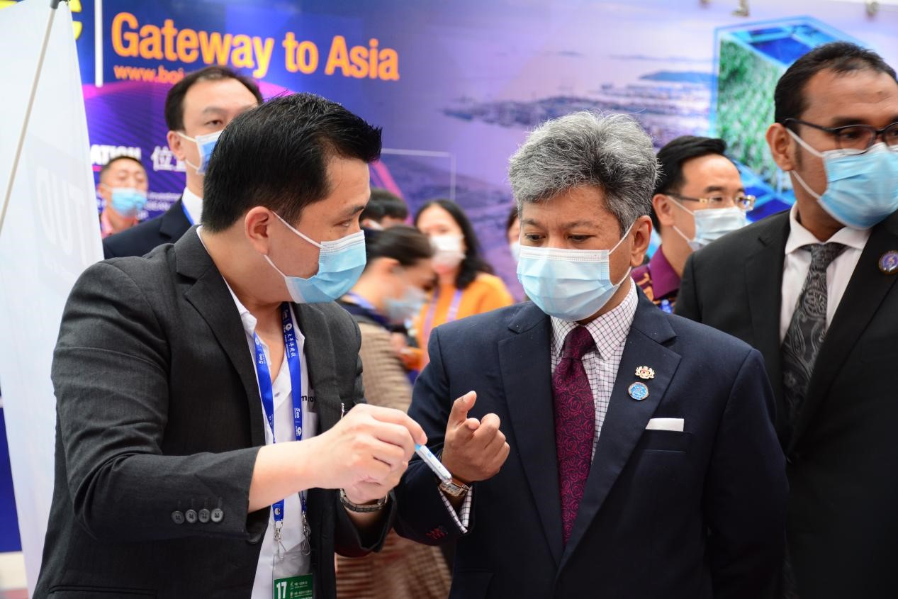 马来西亚驻华大使在第17届东博会上与客商交流（图源：东博社）