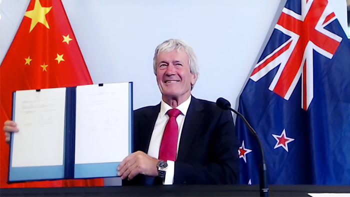 说明: 4.2021年1月26日，中国与新西兰签署自贸协定升级议定书（图为新西兰贸易和出口增长部部长奥康纳）