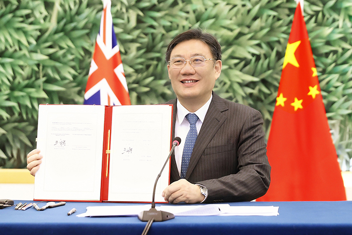 3.2021年1月26日，中国与新西兰签署自贸协定升级议定书（图为中国商务部部长王文涛）